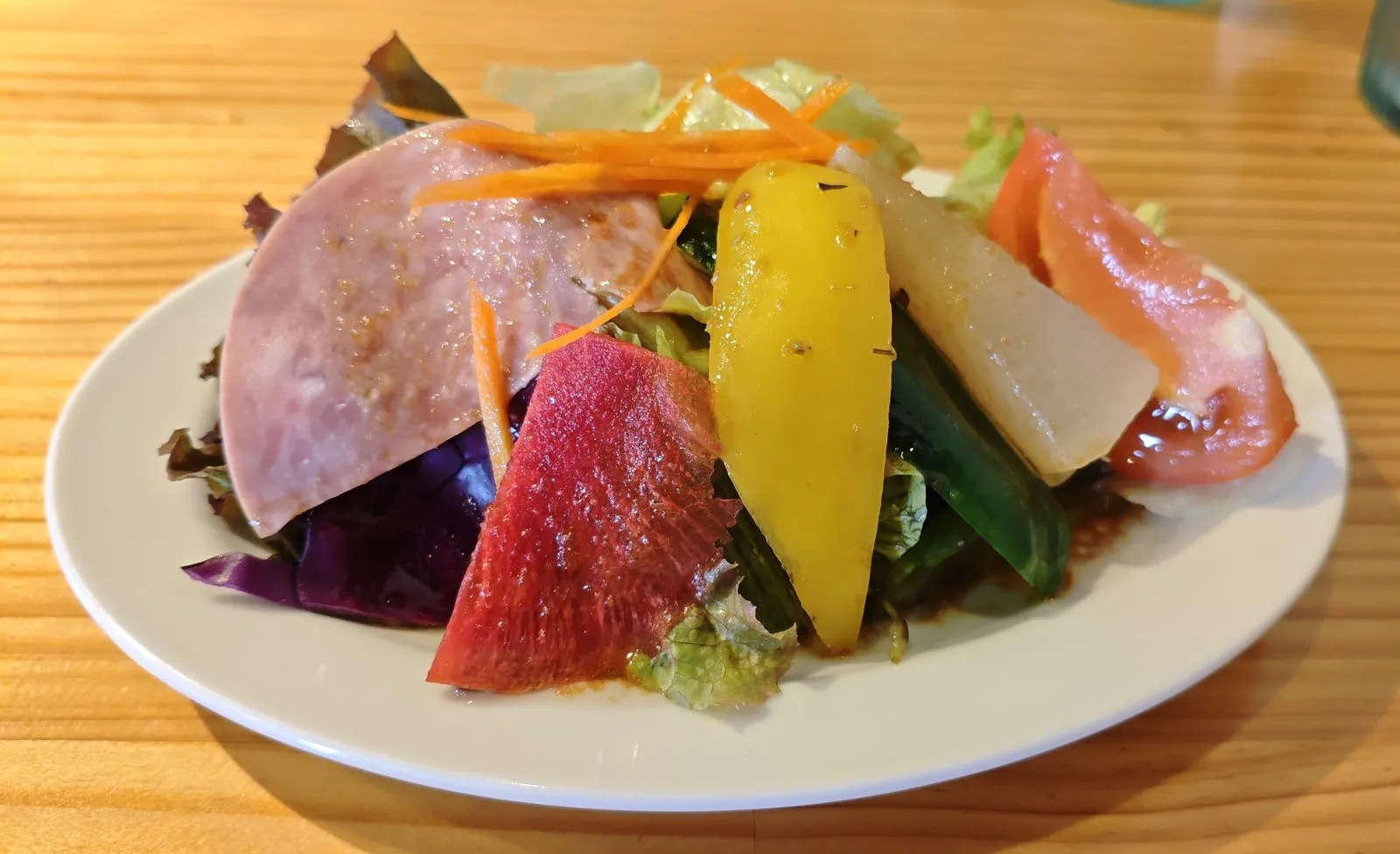 オムライスのセットの野菜