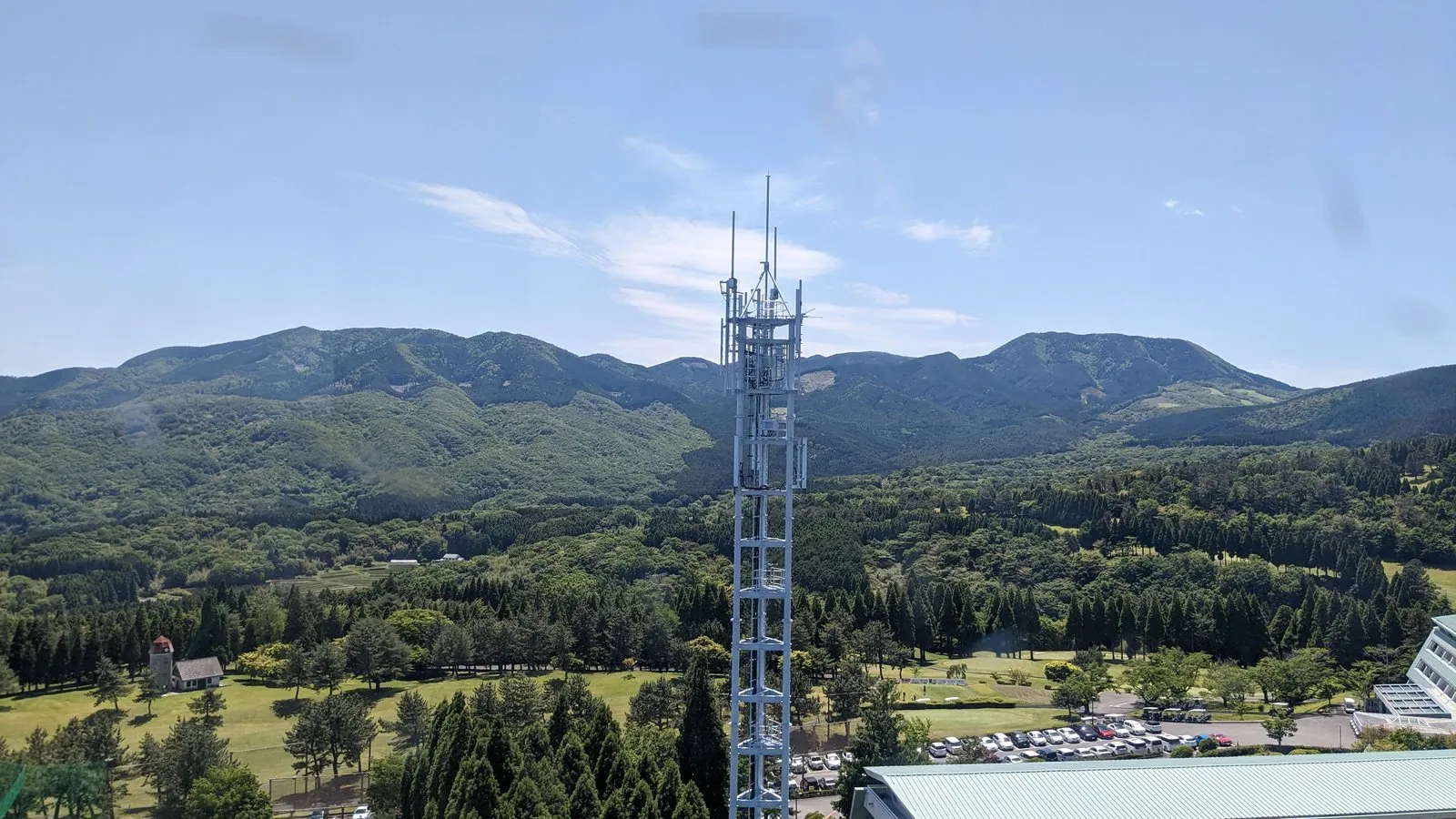 観覧車から見た景色。緑の山々が広がっている