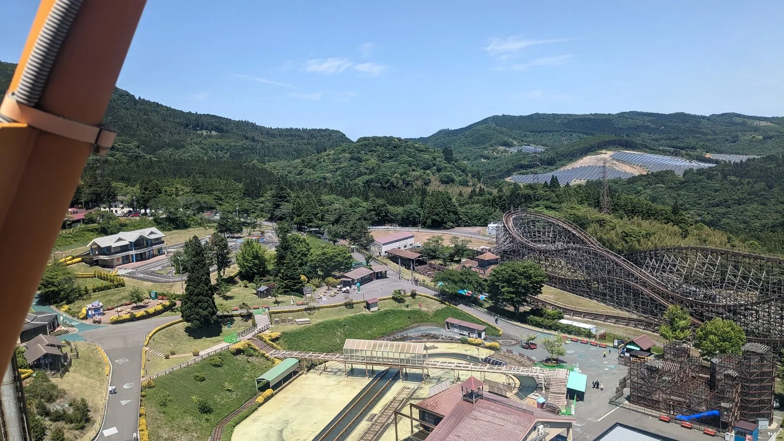 観覧車から見下ろした園内。木製コースターのレールも見える
